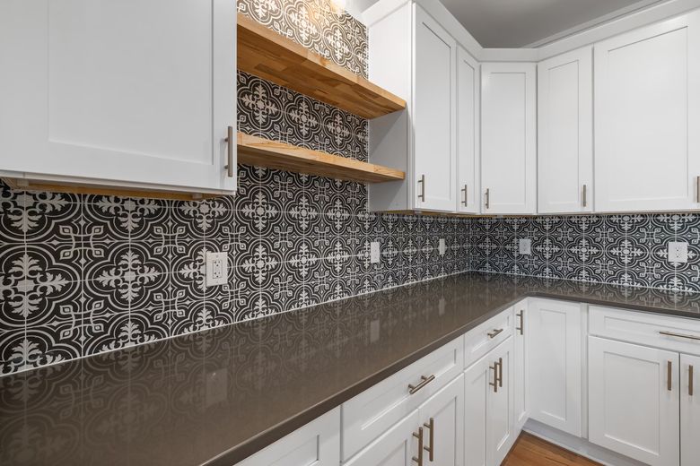Какой фартук для белой кухни выбрать: керамогранит, стекло или камень?
