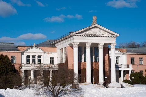Почему фасад в Подмосковье требует особого подхода?