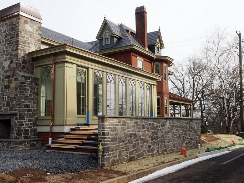 Как создать световые сценарии для участка и управлять ими с телефона?
