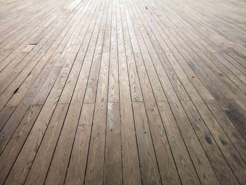 Почему широкоформатная доска 1:9 скрипит и дает щели чаще стандартной?