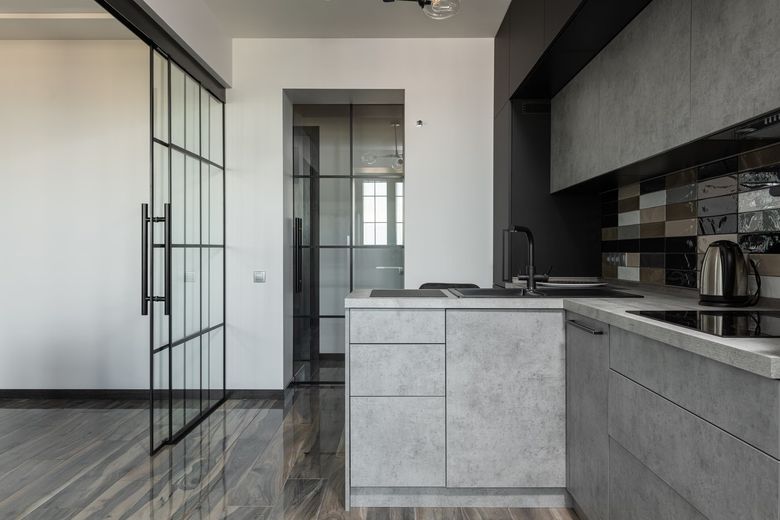 Какие нормативы и допуски нужно соблюдать при монтаже перегородки из смарт-стекла?