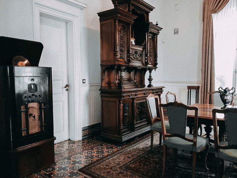 Почему винтажная мебель требует особого подхода к микроклимату?